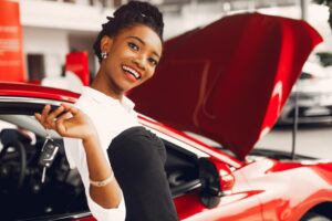 a happy lady who just learnt how to get car insurance